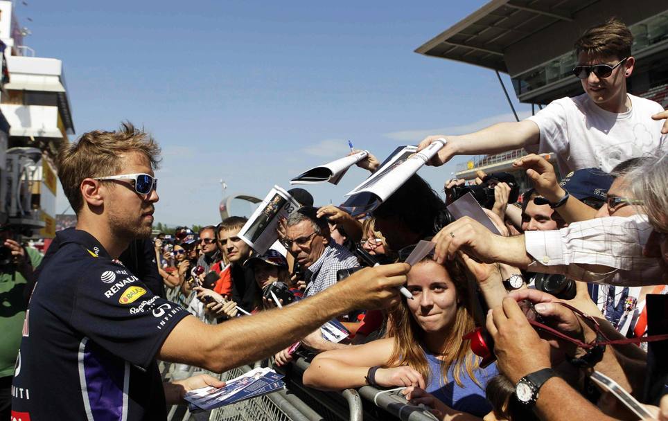 Anche per Vettel un bel bagno di folla. Epa
